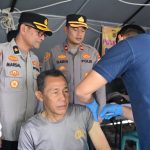 Biddokkes Polda Aceh Gelar Vaksinasi Tetanus Difteri bagi Personel Polres Pidie di Posko Tanggap Darurat Banjir