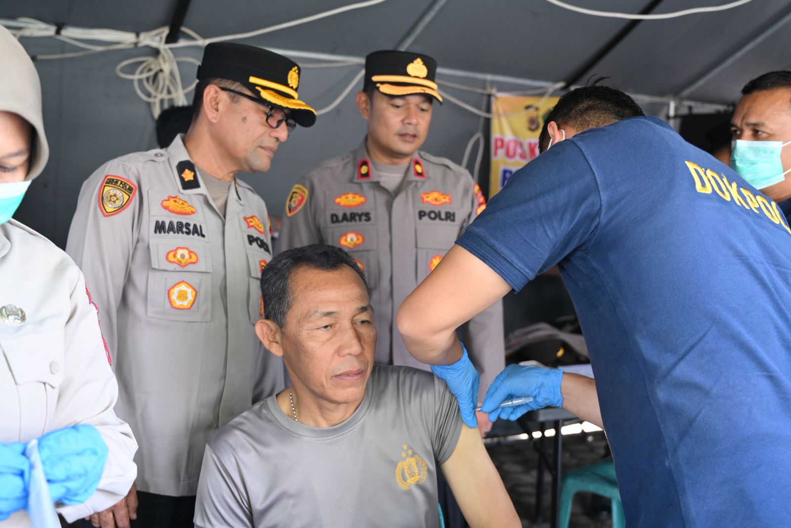 Biddokkes Polda Aceh Gelar Vaksinasi Tetanus Difteri bagi Personel Polres Pidie di Posko Tanggap Darurat Banjir