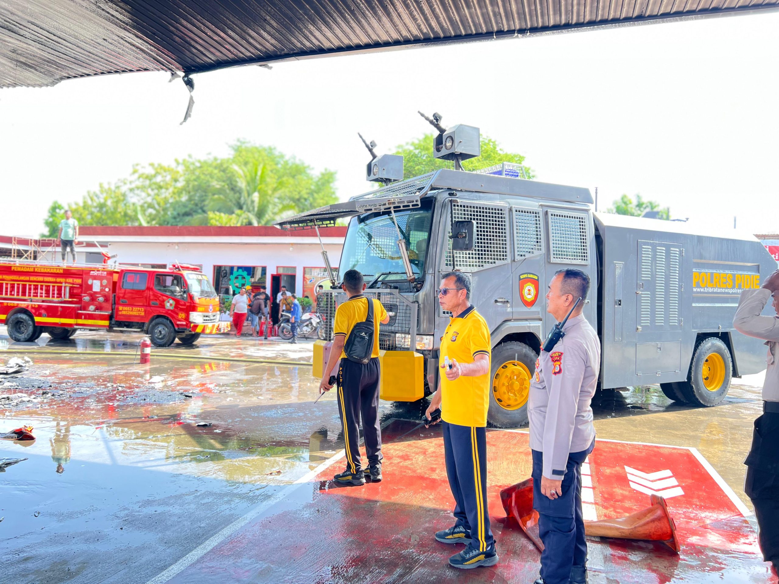 Polres Pidie Kerahkan Mobil AWC untuk Padamkan Kebakaran di SPBU Kuala Beukah