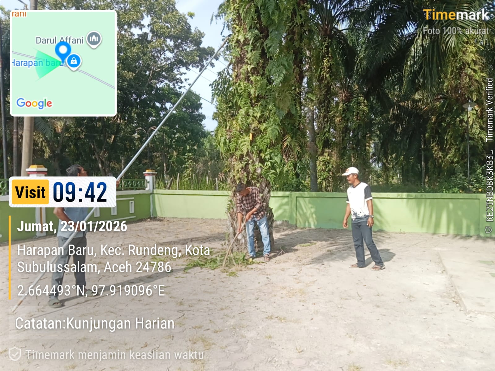 Dalam Rangka Menyambut Bulan Suci Ramadhan 1447 H, Masyarakat Desa Harapan Baru Gotong royong bersihkan Mesjid.