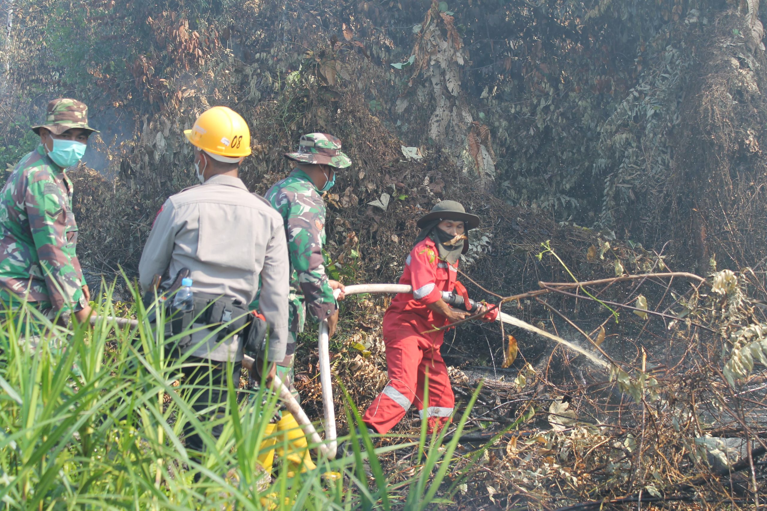 Tanpa Kenal Lelah, Tim Gabungan Terus Berjibaku Padamkan Karhutla di Bakongan dan Trumon Timur