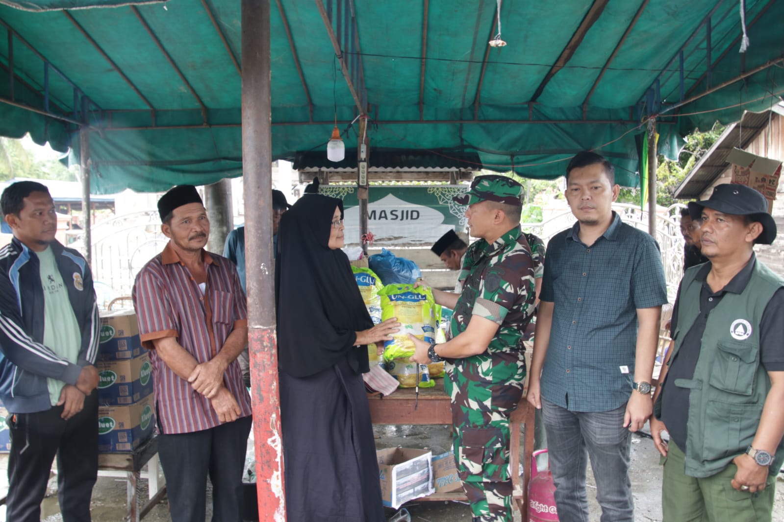 ‎Dandim 0107/Aceh Selatan Bersama BPBD dan Dinsos Salurkan Bantuan untuk Korban Kebakaran di Kluet Utara‎