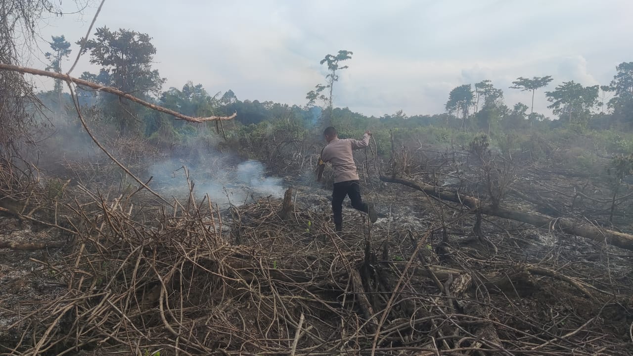 Gerak Cepat Polsek Kluet Selatan, Titik Api Karhutla di Desa Pasi Lembang Berhasil Dipadamkan