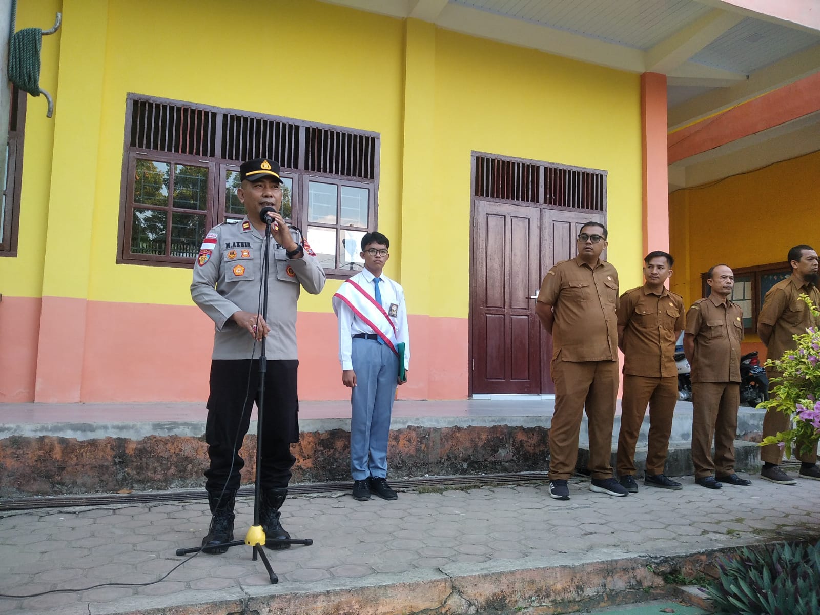 Jadi Pembina Upacara di SMAN Unggul Tapaktuan, Ini Pesan Kapolsek kepada Siswa dan Dewan Guru