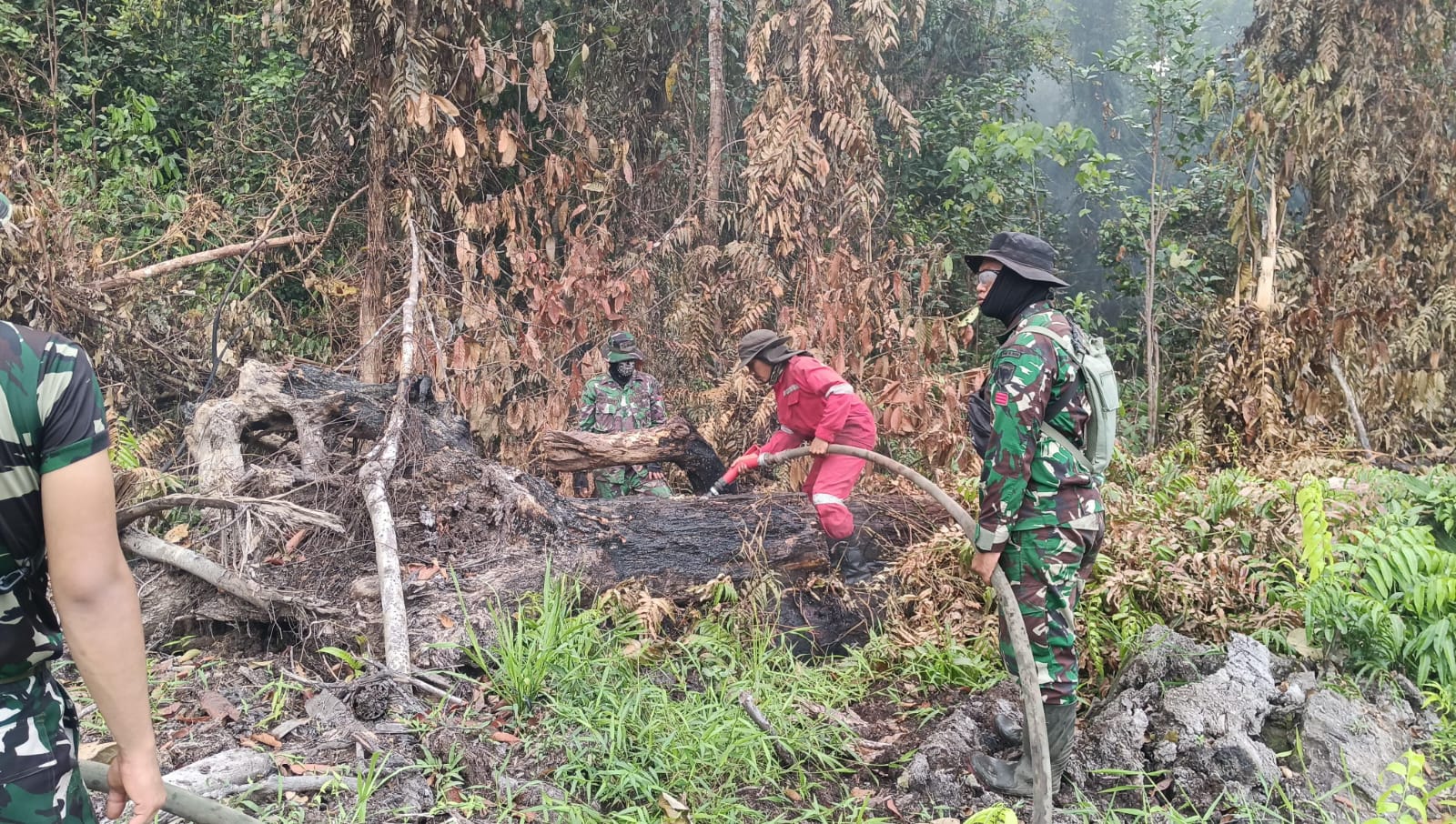 ‎TNI dan Instansi Terkait Lanjutkan Pemadaman Karhutla, Fokus Penyekatan Titik Api
