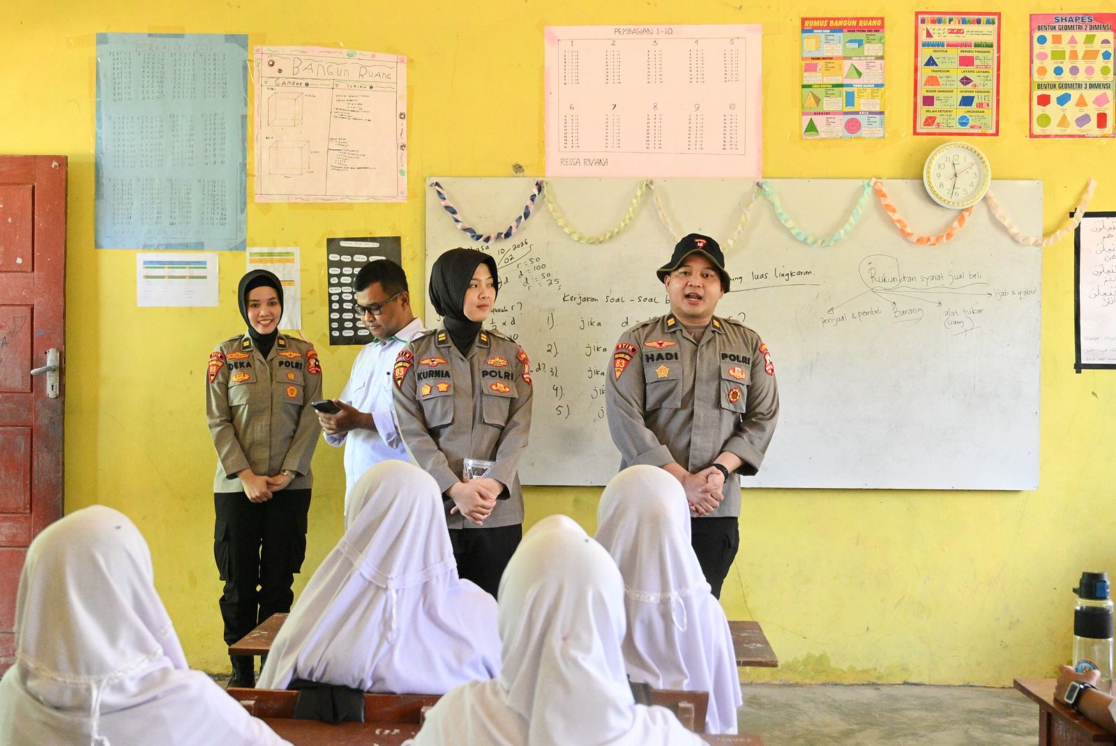 Mahasiswa STIK Angkatan 83 Laksanakan Pengabdian Masyarakat Pasca Banjir di Kembang Tanjung