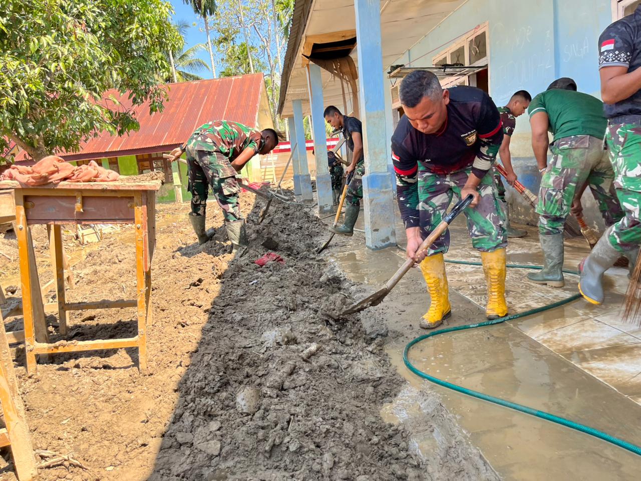 Pemulihan Pascabencana, TNI bersihkan SMP Negeri 26 di Aceh Tengah
