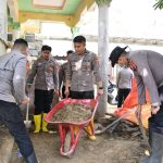 Mahasiswa STIK Angkatan 83 bersama Personel Polres Pidie Bersihkan Meunasah Terdampak Banjir di Mutiara Timur