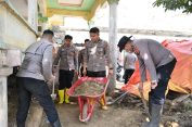 Mahasiswa STIK Angkatan 83 bersama Personel Polres Pidie Bersihkan Meunasah Terdampak Banjir di Mutiara Timur