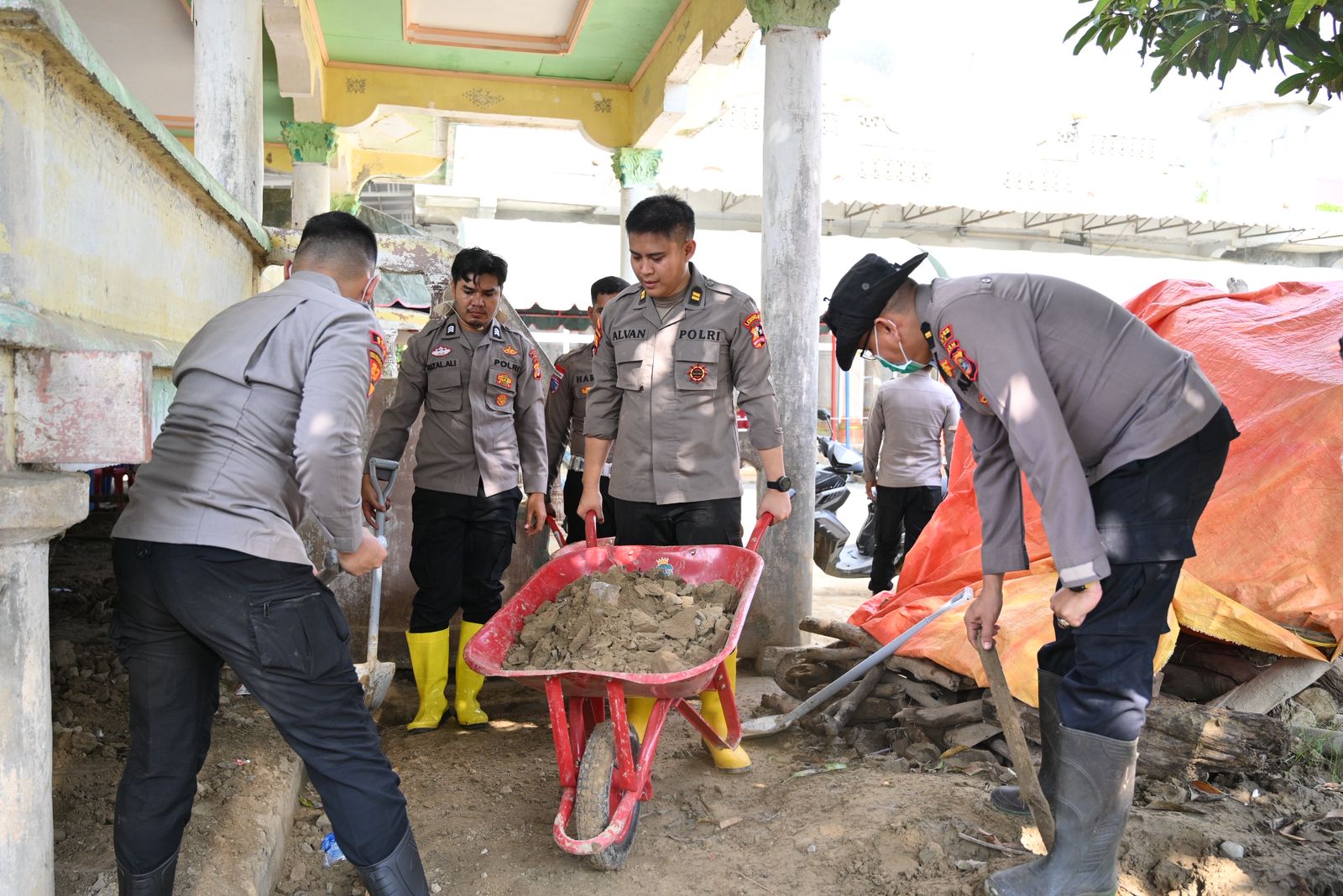Mahasiswa STIK Angkatan 83 bersama Personel Polres Pidie Bersihkan Meunasah Terdampak Banjir di Mutiara Timur