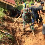 ‎Tertimpa Tanah Longsor, TNI/Polri dan Muspika Tapaktuan Bergerak Cepat Lakukan Pembersihan Rumah Warga