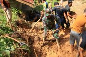‎Tertimpa Tanah Longsor, TNI/Polri dan Muspika Tapaktuan Bergerak Cepat Lakukan Pembersihan Rumah Warga