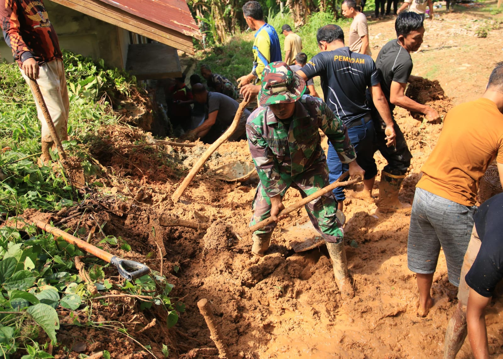 ‎Tertimpa Tanah Longsor, TNI/Polri dan Muspika Tapaktuan Bergerak Cepat Lakukan Pembersihan Rumah Warga