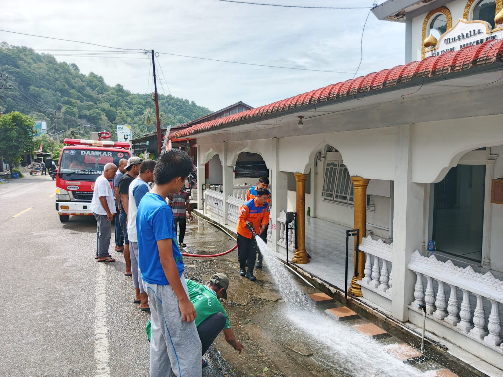 Menyambut Bulan Ramadhan, Warga Ujung Pasir Lhok Bengkuang Timur Gotong Royong Bersihkan Mushalla