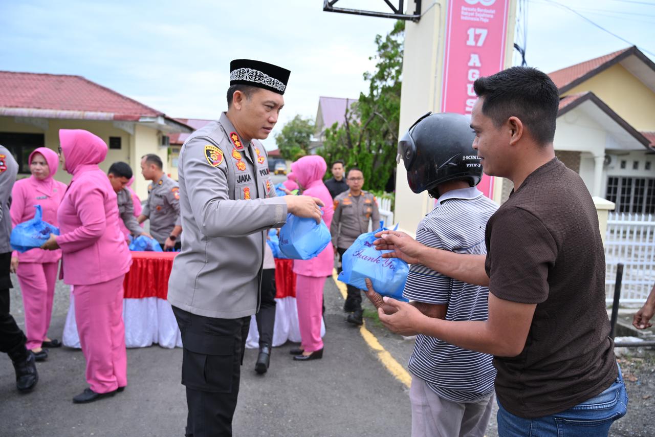 Sambut Waktu Berbuka, Polres Pidie Hadir dengan Aksi Bagi Takjil