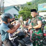 Berbagi Berkah di Tengah Ramadhan, Dandim 0107/Aceh Selatan dan Ketua Persit Bagikan Takjil kepada Masyarakat