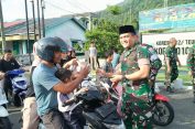 Berbagi Berkah di Tengah Ramadhan, Dandim 0107/Aceh Selatan dan Ketua Persit Bagikan Takjil kepada Masyarakat