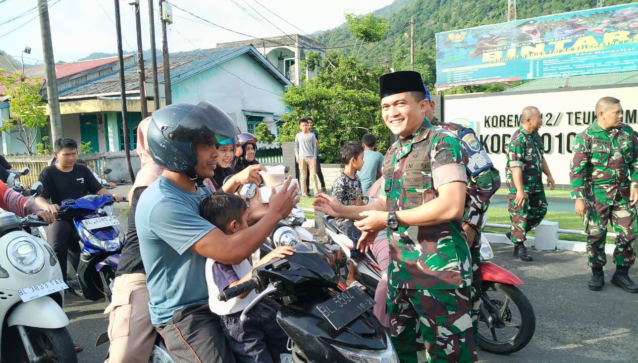 Berbagi Berkah di Tengah Ramadhan, Dandim 0107/Aceh Selatan dan Ketua Persit Bagikan Takjil kepada Masyarakat