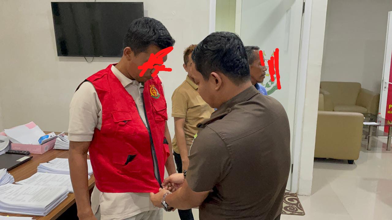 Tiga tersangka kasus Komisioner Panwaslih Kota Subulussalam di tahan di kantor Kejari Kota Subulussalam Terkait Dugaan Korupsi Dana Hibah Pilkada 2024