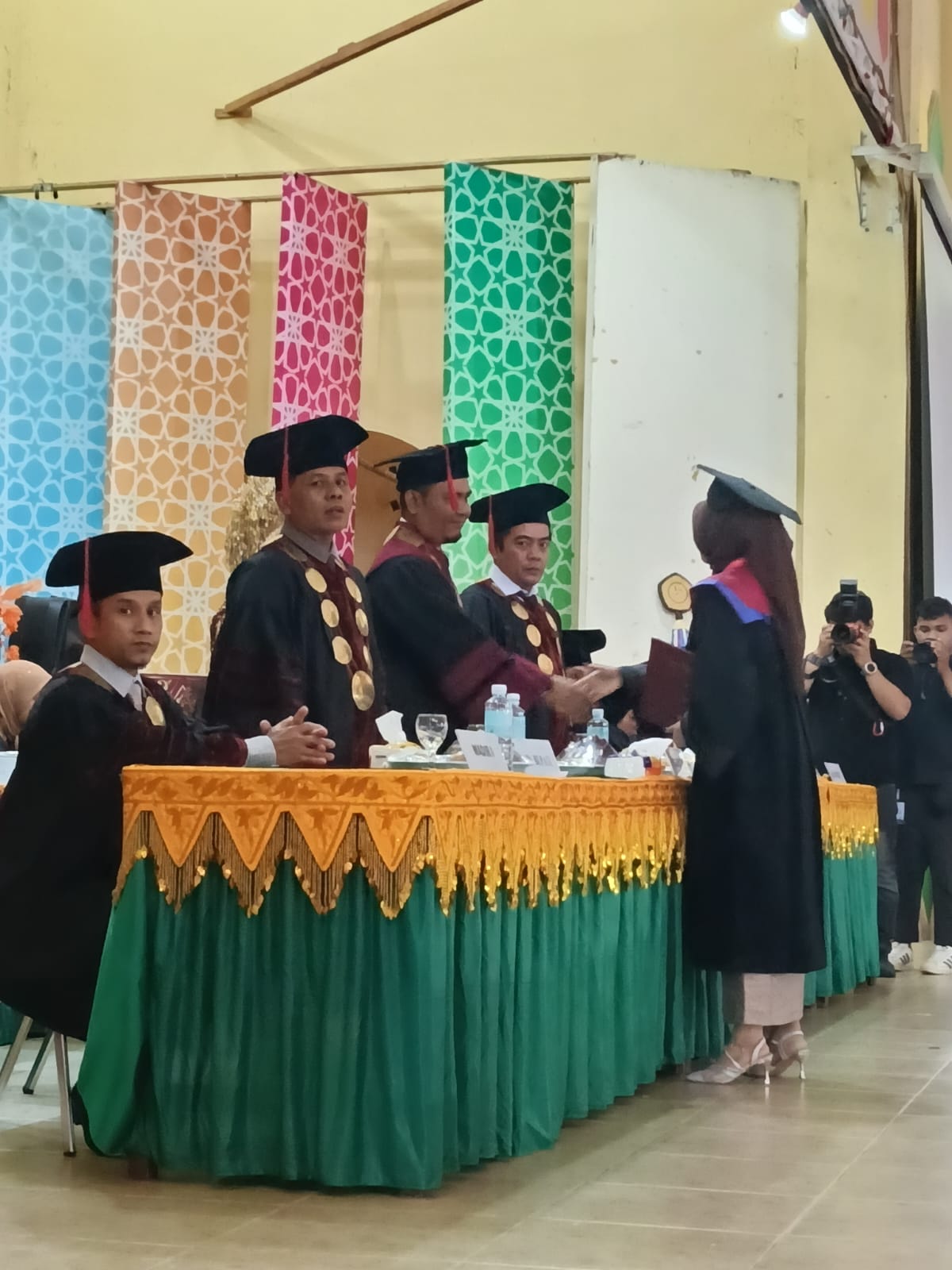 H. Baital Mukadis Wisuda 94 Mahasiswa Politeknik Aceh Selatan Angkatan XII dan XIII di Rumoh Agam