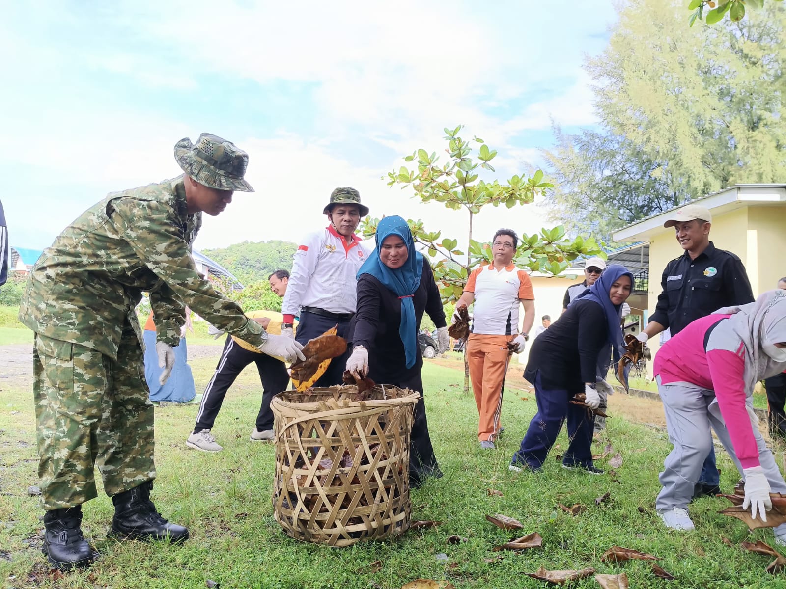 Jalankan Arahan Presiden RI, TNI–Polri dan Pemda Aceh Selatan Gotong Royong di RTH Tapaktuan