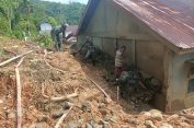 ‎Atasi Kesulitan Masyarakat, Koramil 01/Tapaktuan Gotong Royong Tangani Longsoran Tanah di Lhok Bengkuang Timur