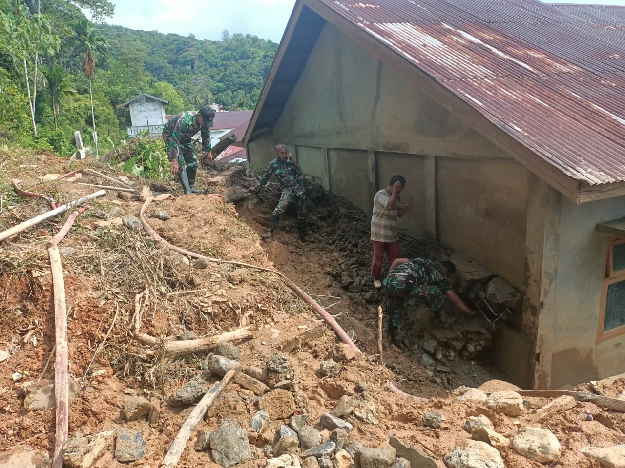 ‎Atasi Kesulitan Masyarakat, Koramil 01/Tapaktuan Gotong Royong Tangani Longsoran Tanah di Lhok Bengkuang Timur