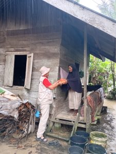 DPC PDI Perjuangan Kota Lhokseumawe Bagikan Daging Siap Masak Untuk Warga Terdampak Bencana