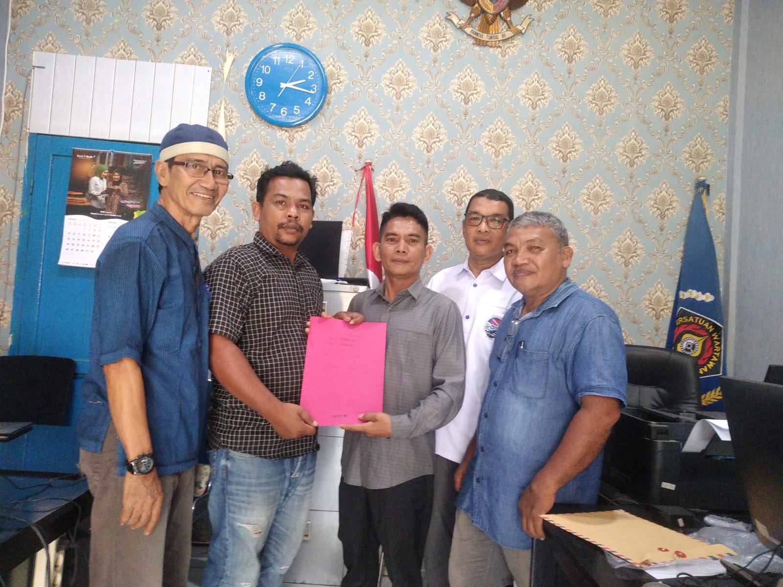 Taufik Zas Maju Sebagai Calon Ketua PWI Aceh Selatan, Di Hari Terakhir Menyerahkan Berkas Pendaftaran Ke Panitia