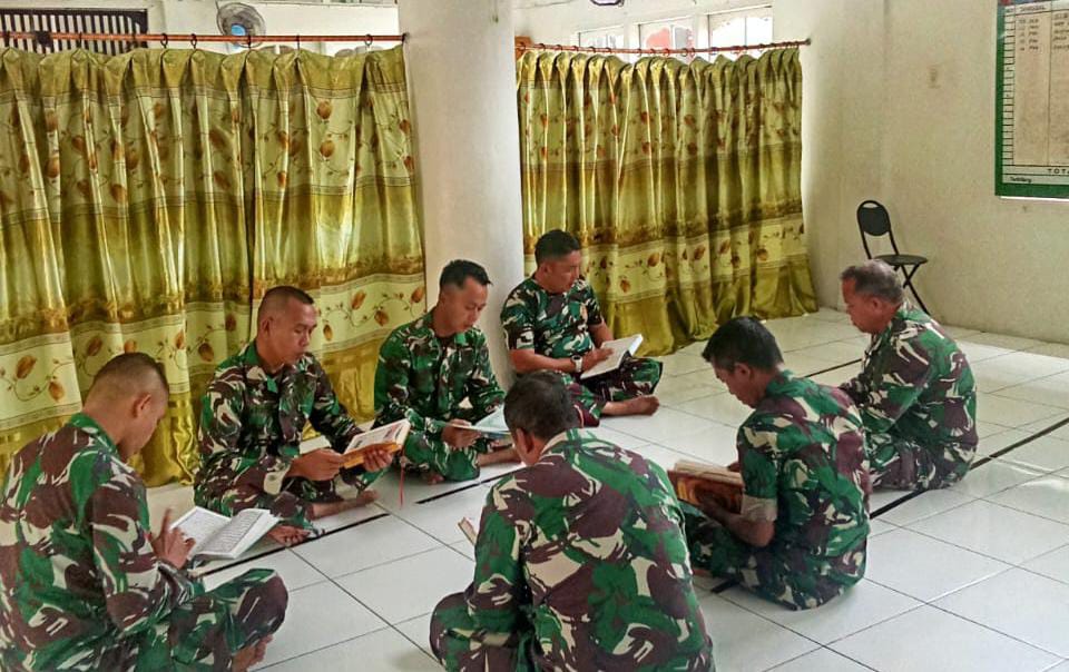 Bulan Penuh Berkah, Personel Kodim 0107/Aceh Selatan Perbanyak Ibadah dan Tadarus Al-Qur’an