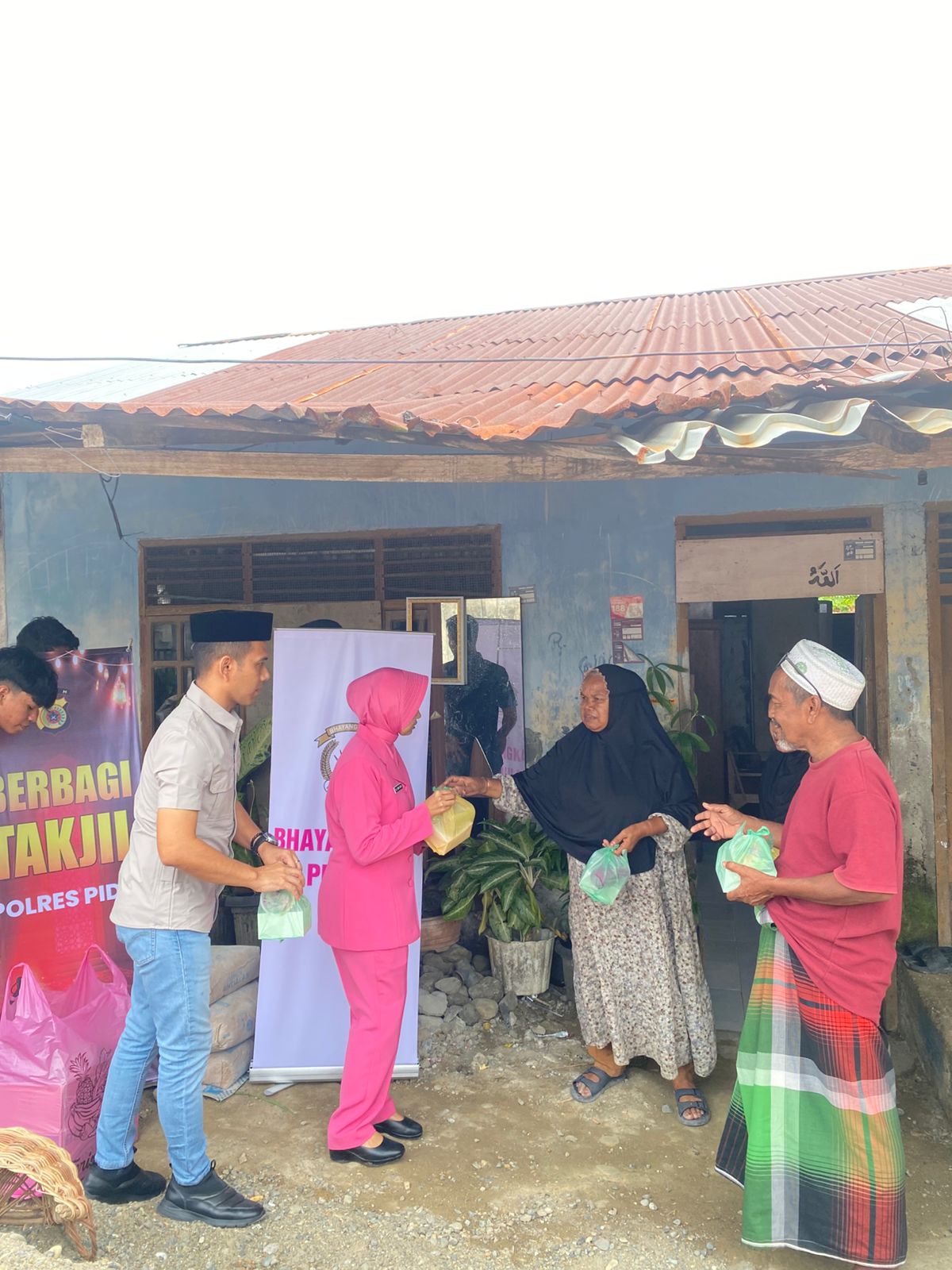 Sat Reskrim Polres Pidie Bagikan Takjil Door to Door kepada Warga