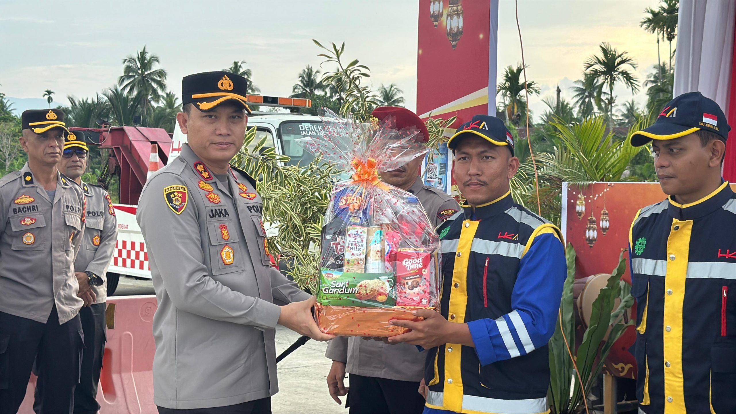Kapolres Pidie dan Ketua Bhayangkari Cabang Pidie Kunjungi Pos Pam, Pos Yan dan Pos Pantau, Serahkan Bingkisan untuk Personel Pengamanan