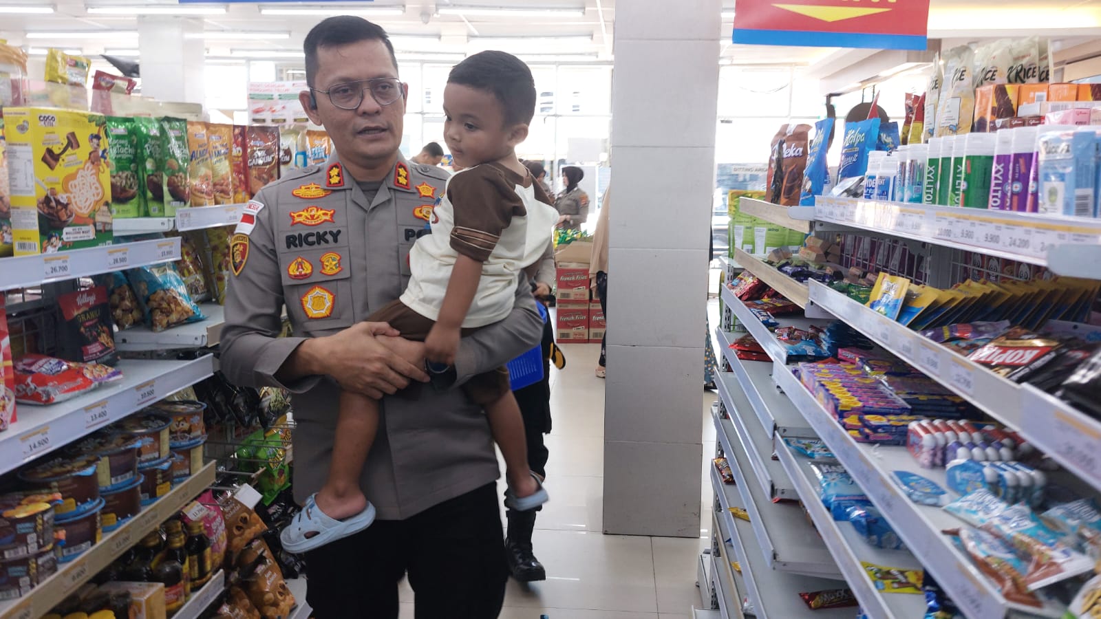 Wujud Kepedulian Polri, Kapolres Aceh Selatan Bantu Korban Kebakaran dan Pulihkan Trauma Anak-anak