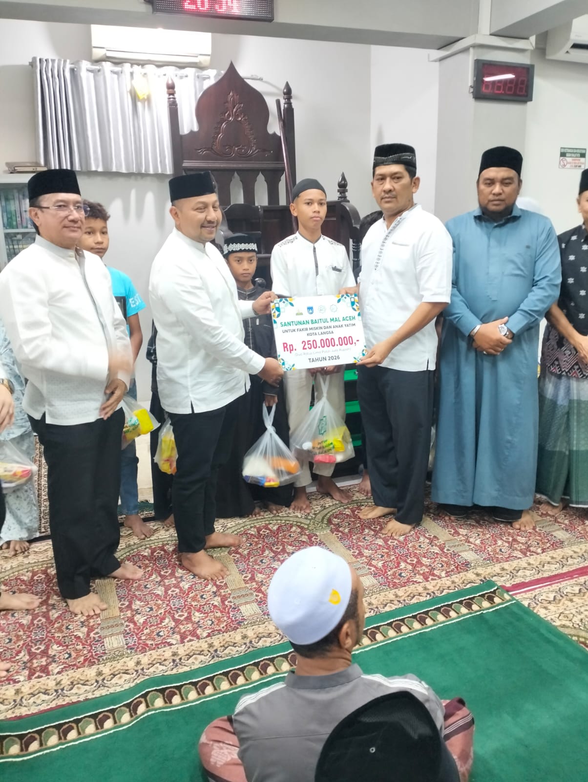 Kunjungi Warga Terdampak di Langsa, Tim Safari Ramadhan Muallem dan Dek Fadh salaurkan Bantuan Rp 250 juta