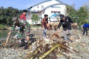 Jumat Bersih, Koloborasi TNI, Pemda dan Masyarakat Gotong Royong bersihkan bantaran Sungai Pasar Tapaktuan
