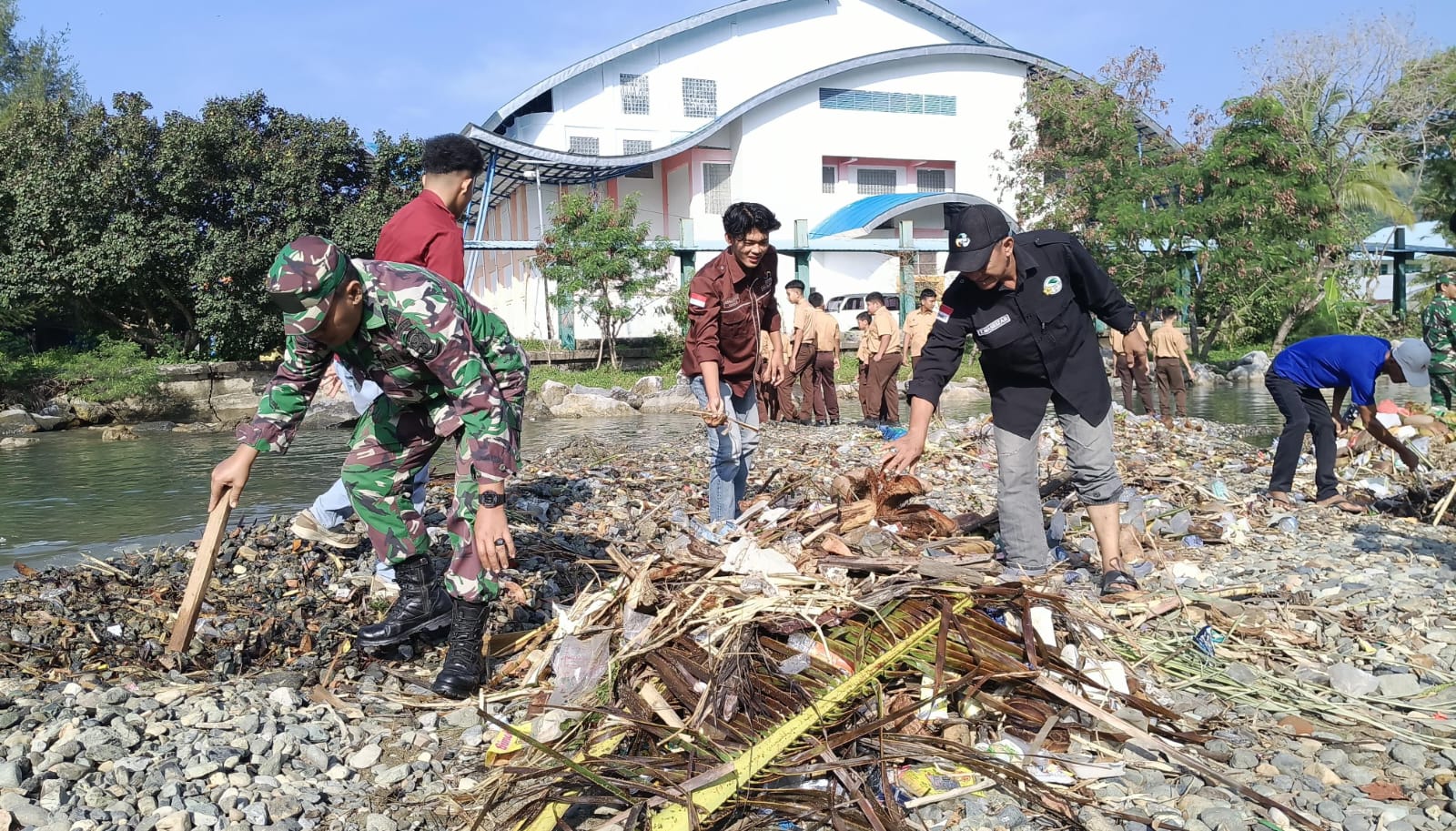 Jumat Bersih, Koloborasi TNI, Pemda dan Masyarakat Gotong Royong bersihkan bantaran Sungai Pasar Tapaktuan
