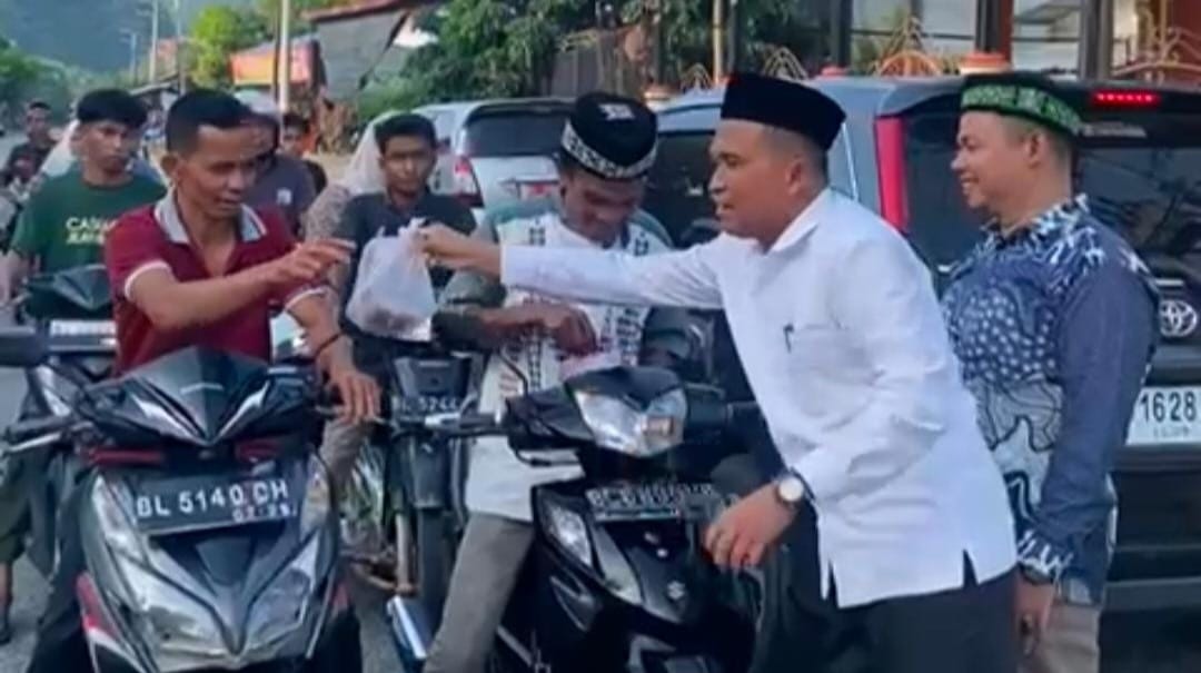 Keluarga besar Kemenag Aceh Selatan Berbagi Takjil