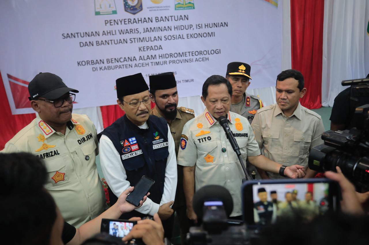 Wagub Aceh Dampingi Mendagri dan Mensos Serahkan Bantuan bagi Warga Terdampak Bencana