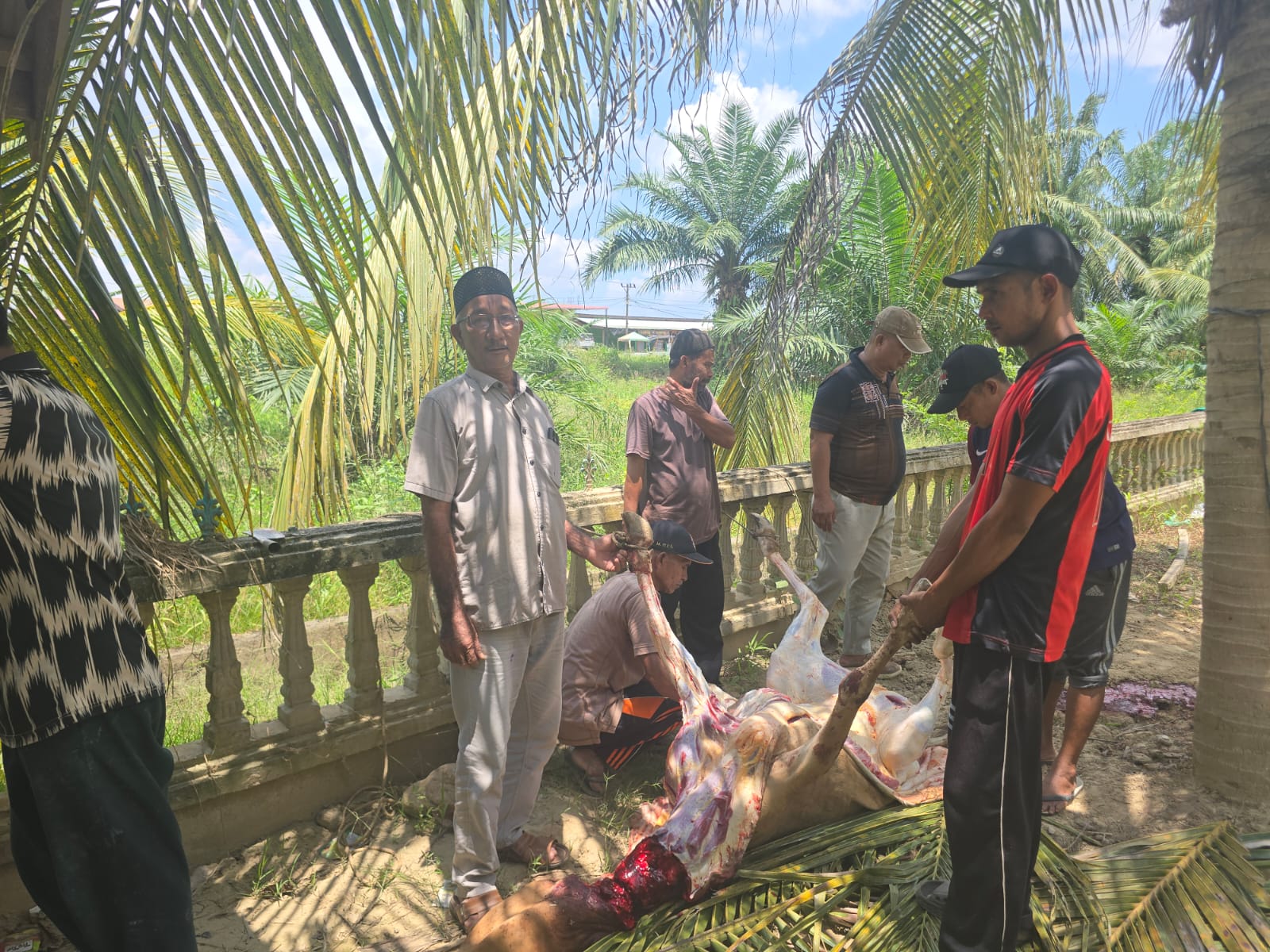 Ketika Kepedulian Hadir: Warga Pengungsi Langkahan Bahagia Berbuka dengan Daging