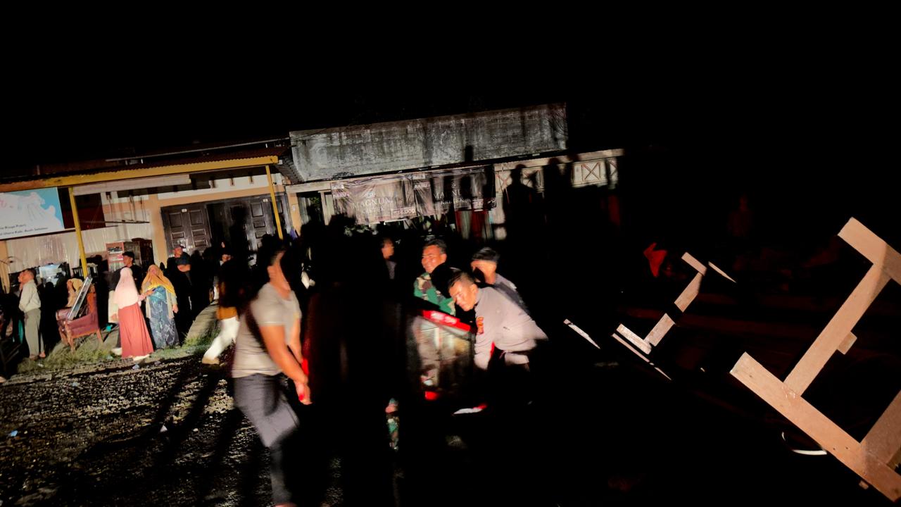 Polres Aceh Selatan Sigap! Bantu Penanganan Kebakaran 13 Ruko di Kluet Utara