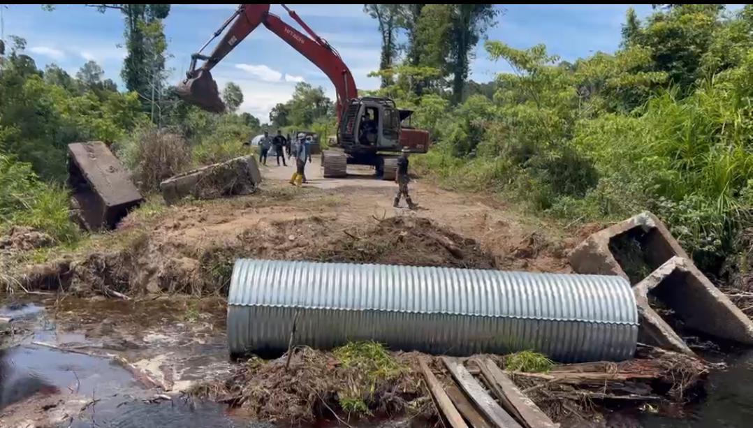 Gerak Cepat TNI, Konstruksi Jembatan Aramco Ketapang III Mulai Dipasang di Trumon