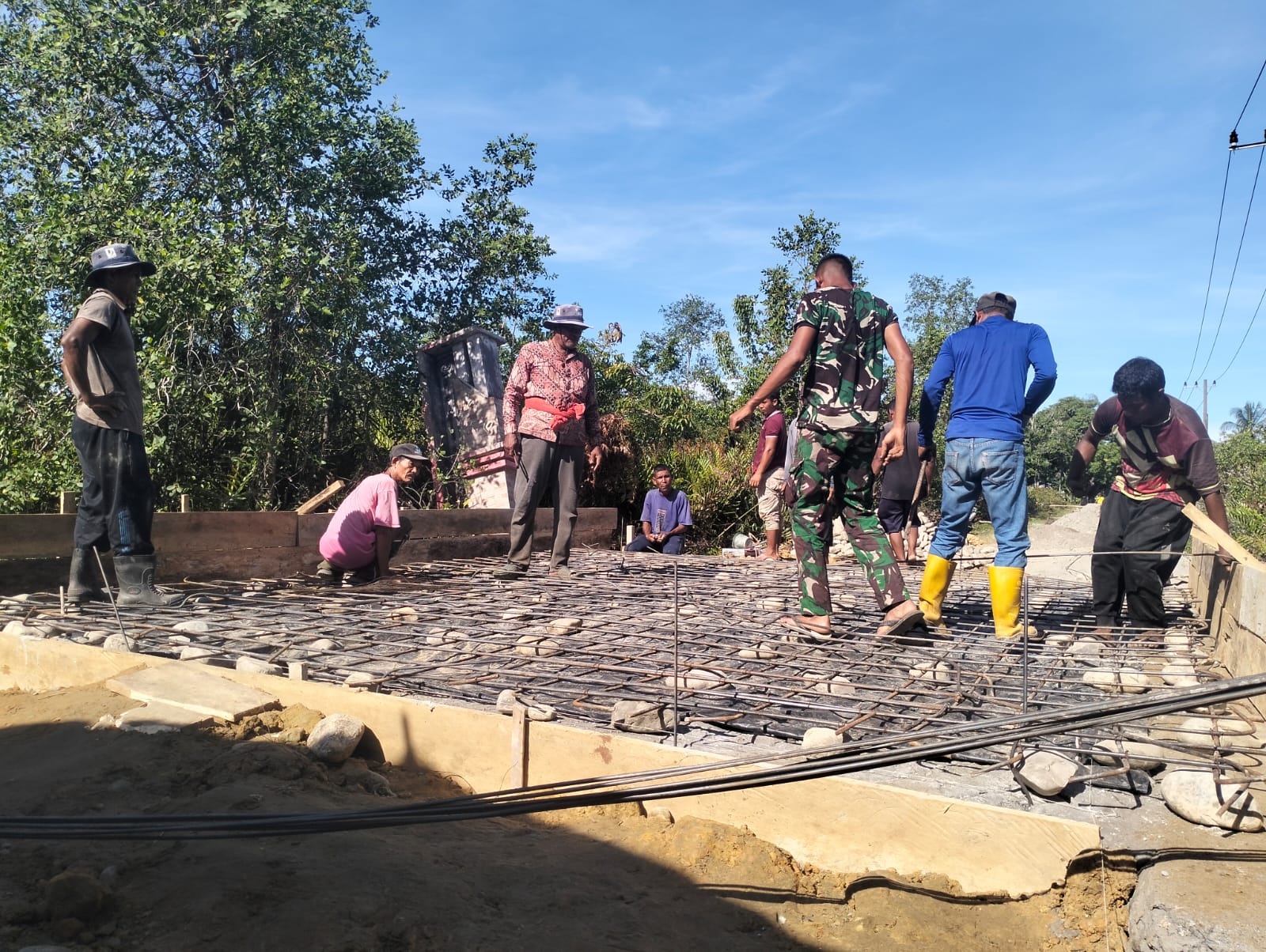 Pemasangan Lanjutan Jembatan Aramco di Pasi Rasian dikerjakan Secara Gotong Royong oleh TNI dan Warga