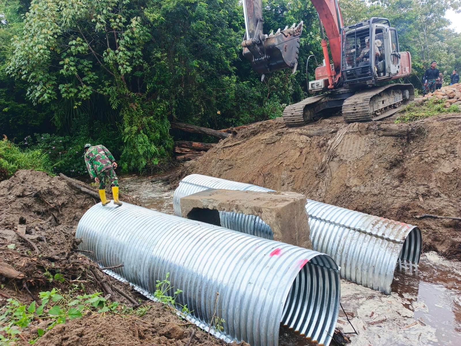 TNI Kebut Pembangunan Jembatan Desa Raket, Aramco Terpasang, Fondasi Diperkuat