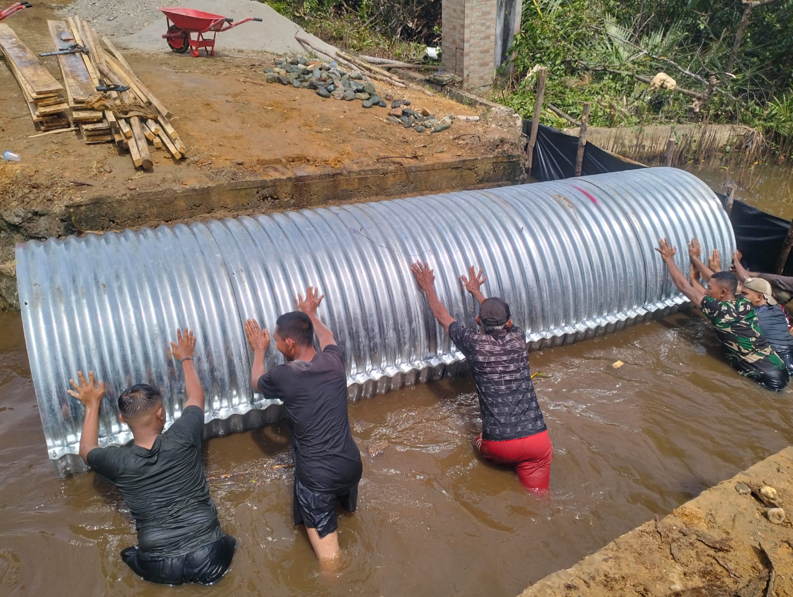 Sinergi TNI dan Warga, Pembangunan Jembatan Aramco Pasi Rasian Digenjot