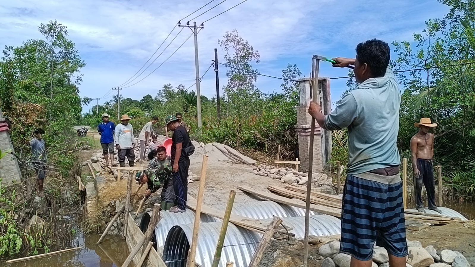 Dari Kayu ke Aramco, Jembatan Ketapang III di Trumon Mulai Dibangun TNI