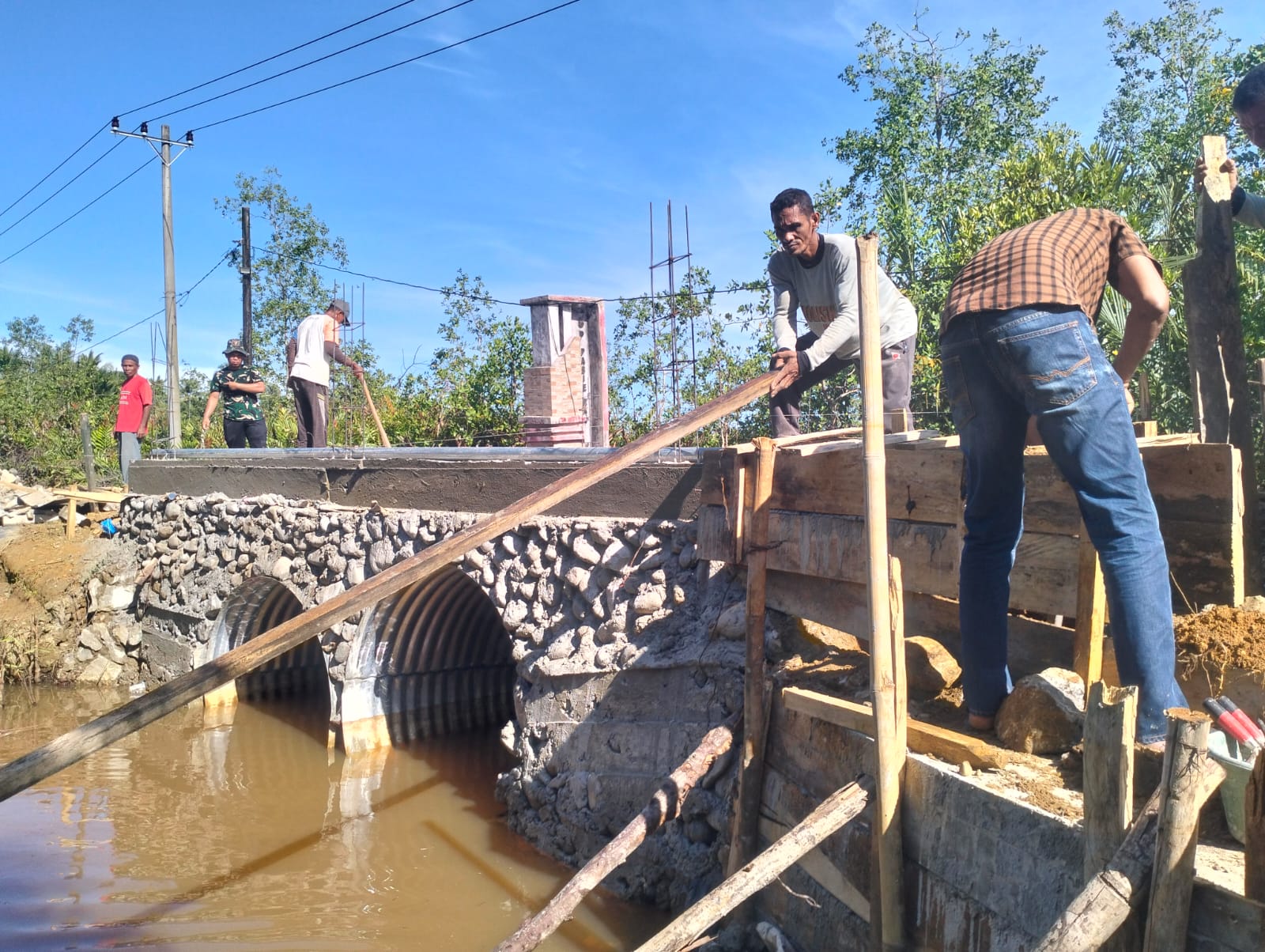Tak Kenal Lelah, TNI dan Warga Genjot Pembangunan Jembatan Pasi Rasian